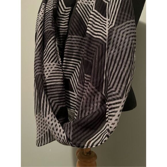 Women's Black & White Geometric Polyester Infinity Scarf - Picture 4 of 5